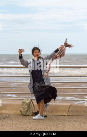 Blackpool, Lancashire, Regno Unito. Regno Unito Meteo. 29 Luglio, 2017. Condizioni Blustry e un gelido vento sul lungomare. Credito; MediaWorldImages/AlamyLiveNews Foto Stock