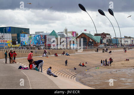 Blackpool, Lancashire, Regno Unito. Regno Unito Meteo. 29 Luglio, 2017. Condizioni Blustry e un gelido vento sul lungomare. Credito; MediaWorldImages/AlamyLiveNews Foto Stock