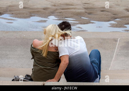 Blackpool, Lancashire, Regno Unito. Regno Unito Meteo. 29 Luglio, 2017. Condizioni Blustry e un gelido vento sul lungomare. Credito; MediaWorldImages/AlamyLiveNews Foto Stock