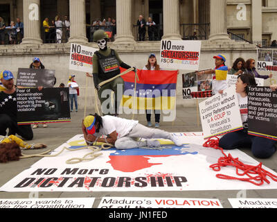 Londra, UK, Luglio 29th, 2017: la giustizia per il Venezuela contestatori tenere un rally al di fuori della Galleria Nazionale Foto Stock