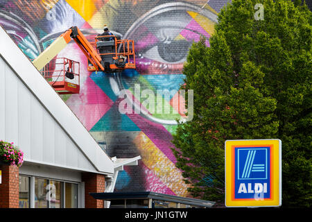 Bristol, Regno Unito. 29 Luglio, 2017. Artista Eduardo Kobra è raffigurato come egli crea un formato gigante John Lennon murale sul lato della fabbrica di tabacco in Bedminster per Upfest 2017. Upfest è il più grande d'Europa libera, street art & graffiti festival e ora è nel suo nono anno. Credito: lynchpics/Alamy Live News Foto Stock