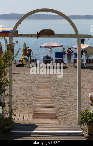 Lago di Bracciano, Italia. 29 Luglio, 2017. Una spiaggia sul lago di Bracciano Credit: Rosso/Alamy Live News Foto Stock