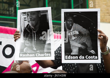 Londra, Regno Unito. 29 Luglio, 2017. Un manifestante contiene fino le fotografie stampate di Edir (Edson) Da Costa (R), un 25-anno-vecchio uomo che è morto in ospedale dopo essere stati detenuti dalla polizia di Londra e Rashan Charles (L), un 20-anno-vecchio la cui morte dopo essere stata seguita dalla polizia la scorsa settimana in un negozio di Londra est Credito: Thabo Jaiyesimi/Alamy Live News Foto Stock