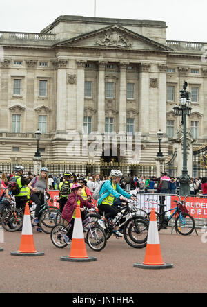 Londra, Regno Unito. 29 Luglio, 2017. Il prudenziale RideLondon.Photo credit: Marcin Libera/Alamy Live News Foto Stock
