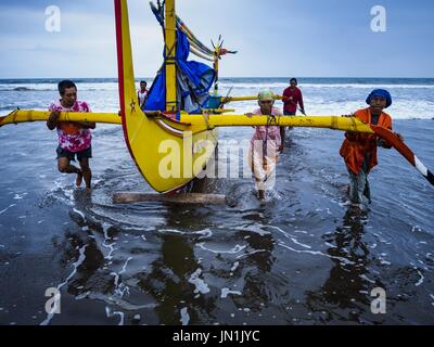 Airkuning, Bali, Indonesia. 29 Luglio, 2017. Gli abitanti di un villaggio di terra un buttafuori pesca in canoa Kuning, un musulmano villaggio di pescatori sull'angolo sud-ovest di Bali. Gli abitanti di un villaggio detto loro regolare delle catture di pesce è stato in diminuzione per diversi anni e alcune mattine di ritorno senza alcun pesce. Credit: Jack Kurtz/ZUMA filo/Alamy Live News Foto Stock