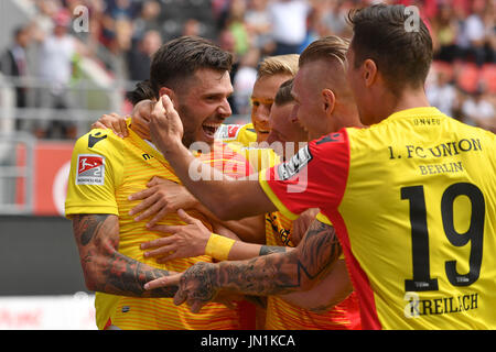 Ingolstadt, Deutschland. 29 Luglio, 2017. kollektiver Torjubel nach Tor zum 1-0 um den Torschuetzen Christopher TRIMMEL (li, Unione), Aktion, Jubel, Freude, Begeisterung, mit Felix KROOS (unione), Marcel HARTEL (unione), Sebastian POLTER (unione), Damir KREILACH (unione), Fussball 2. Bundesliga/ FC Ingolstadt-FC EUROPEA Berlino 0-1, 1.Spieltag, Spieltag01, Liga2, Saison 2017/18 am 29.07.2017, AUDI SPORTPARK., | Verwendung weltweit Credito: dpa/Alamy Live News Foto Stock