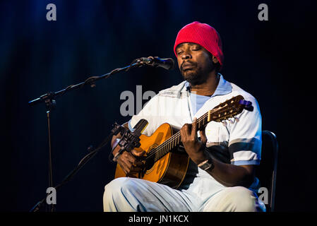 WOMAD Festival, Charlton Park, Wiltshire, Regno Unito. Il 29 luglio 2017. Seu Jorge, dalla vita acquatica, esegue le canzoni di David Bowie nel Siam tenda al WOMAD. Foto Stock