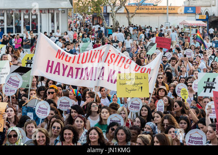 Istanbul, Turchia. 29 Luglio, 2017. Donne manifestanti nel rally di kadikoy contro le donne di interferenza di vestiti. Le donne portano'Do di non toccare i miei vestiti' banner: TURCHIA, Istanbul, 29 luglio 2017 Credit: isa özdere/Alamy Live News Foto Stock