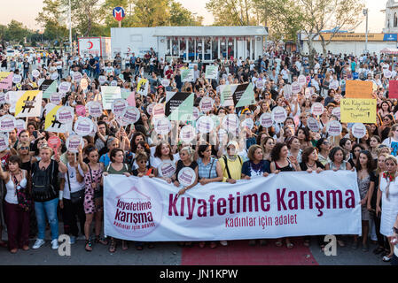 Istanbul, Turchia. 29 Luglio, 2017. Donne manifestanti nel rally di kadikoy contro le donne di interferenza di vestiti. Le donne portano'Do di non toccare i miei vestiti' banner: TURCHIA, Istanbul, 29 luglio 2017 Credit: isa özdere/Alamy Live News Foto Stock