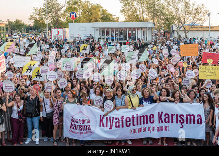 Istanbul, Turchia. 29 Luglio, 2017. Donne manifestanti nel rally di kadikoy contro le donne di interferenza di vestiti. Le donne portano'Do di non toccare i miei vestiti' banner: TURCHIA, Istanbul, 29 luglio 2017 Credit: isa özdere/Alamy Live News Foto Stock