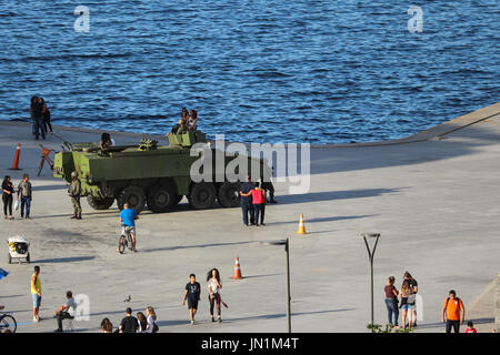 Rio de Janeiro, Brasile. 29 Luglio, 2017. Dopo il collasso della pubblica sicurezza sistemi, il governo federale è intervenuto con circa 10.000 Marina, Esercito e Forze Aeree personale per garantire la sicurezza pubblica e lotta contro il traffico di droga e il furto di merci nello Stato di Rio de Janeiro. In questa immagine: Armored veicolo militare di tipo anfibio, dei Marines del Brasile. Credito: Luiz Souza/Alamy Live News Foto Stock