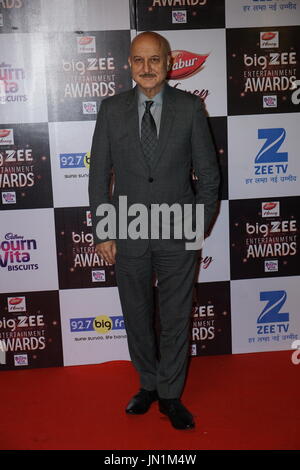 Mumbai, India. 29 Luglio, 2017. Bollywood attore Anupam Kher posano per la foto durante il grande intrattenimento Zee awards presentato da 92,7 canale radio fm a yashraj studio, andheri Mumbai il 29 luglio 2017. Credito: Prodip Guha/Alamy Live News Foto Stock