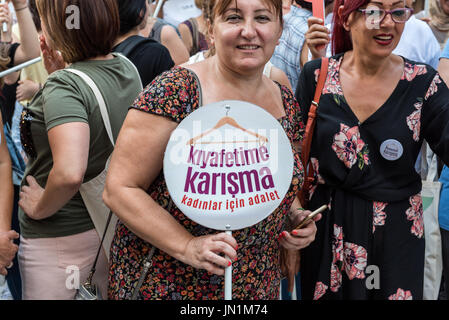 Istanbul, Turchia. 29 Luglio, 2017. Donne manifestanti nel rally di kadikoy contro le donne di interferenza di vestiti. Le donne portano'Do di non toccare i miei vestiti' banner: TURCHIA, Istanbul, 29 luglio 2017 Credit: isa özdere/Alamy Live News Foto Stock