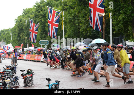 Londra, Regno Unito. 29 Luglio, 2017. Il 2017 Brompton Campionati del mondo. Ciclista gareggiato nella gara partendo con il dispiegamento del Brompton biciclette pieghevoli. I ciclisti possono entrare solo su una Brompton bici e non poteva indossare la lycra. Alcuni concorrenti indossavano i costumi per la gara. I piloti racing per dispiegare i loro Brompton biciclette prima di iniziare la gara. Andrew Steven Graham/Alamy Live News Foto Stock