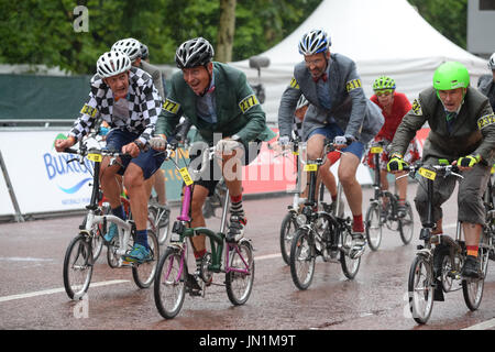 Londra, Regno Unito. 29 Luglio, 2017. Il 2017 Brompton Campionati del mondo. Ciclista gareggiato nella gara partendo con il dispiegamento del Brompton biciclette pieghevoli. I ciclisti possono entrare solo su una Brompton bici e non poteva indossare la lycra. Alcuni concorrenti indossavano i costumi per la gara. Andrew Steven Graham/Alamy Live News Foto Stock