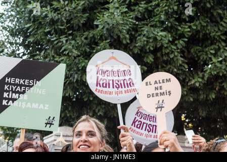 Istanbul, Turchia. 29 Luglio, 2017. Donne manifestanti nel rally di kadikoy contro le donne di interferenza di vestiti. Le donne portano'Do di non toccare i miei vestiti' banner: TURCHIA, Istanbul, 29 luglio 2017 Credit: isa özdere/Alamy Live News Foto Stock