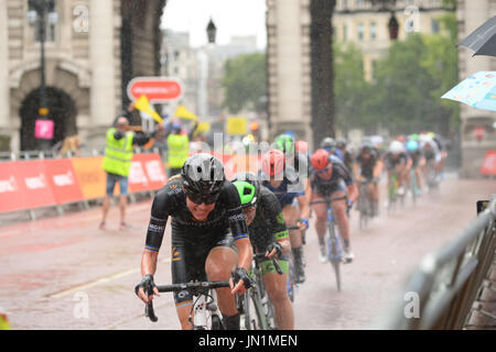 Londra, Regno Unito. 29 Luglio, 2017. Il 2017 RideLondon prudenziali Classique. La gara si è svolta sulle strade di Londra, passando per i punti di riferimento.Emilia Fahlin sorride attraverso la pesante pioggia caduta come il corridore passano attraverso l'Admiralty Arch al Mall verso Buckingham Palace. Andrew Steven Graham/Alamy Live News Foto Stock