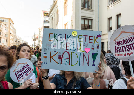 Istanbul, Turchia. 29 Luglio, 2017. Donne manifestanti nel rally di kadikoy contro le donne di interferenza di vestiti. Le donne portano'Do di non toccare i miei vestiti' banner: TURCHIA, Istanbul, 29 luglio 2017 Credit: isa özdere/Alamy Live News Foto Stock