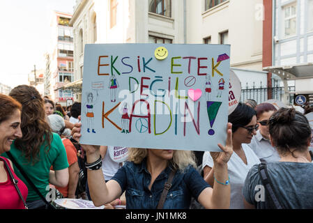 Istanbul, Turchia. 29 Luglio, 2017. Donne manifestanti nel rally di kadikoy contro le donne di interferenza di vestiti. Le donne portano'Do di non toccare i miei vestiti' banner: TURCHIA, Istanbul, 29 luglio 2017 Credit: isa özdere/Alamy Live News Foto Stock