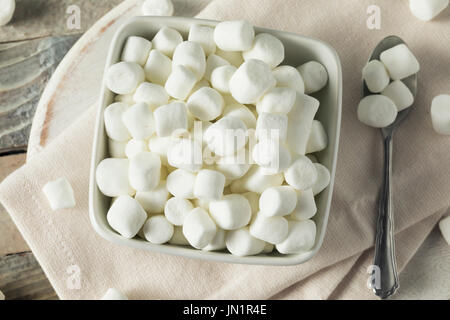 Bianco Mini dolci marshmallows in una ciotola Foto Stock