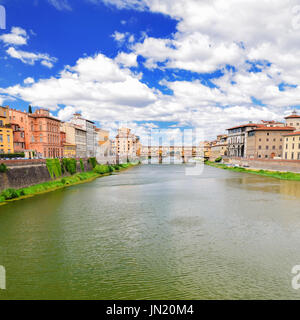 Vista pittoresca sulla colorata Ponte Vecchio oltre il fiume Arno a Firenze, Italia Foto Stock