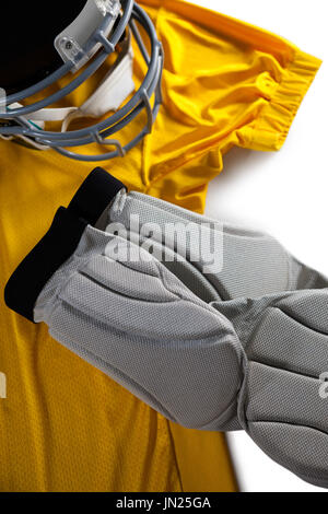 Angolo di alta vista di sport jersey con casco e coscia pad su sfondo bianco Foto Stock