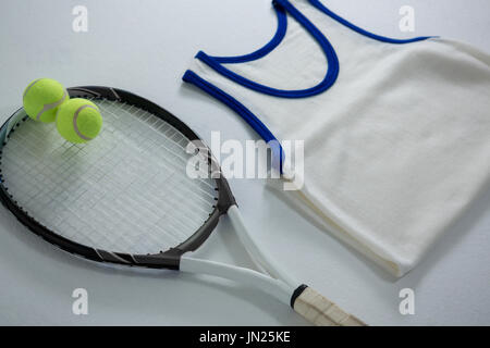 Alta vista angolare di racchetta con palline da tennis da vest su sfondo bianco Foto Stock