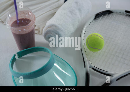 Alta vista angolare di racchetta con visiera parasole da bere e tovagliolo su sfondo bianco Foto Stock