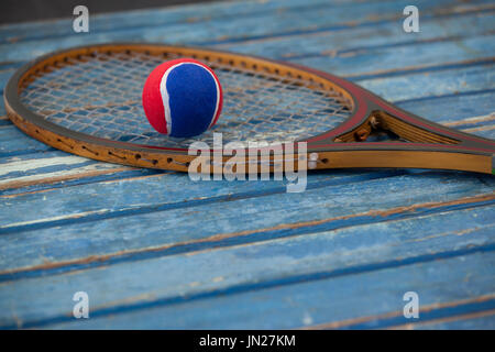 Close up di rosso e di blu sulla sfera di legno racchetta da tennis sopra il tavolo Foto Stock