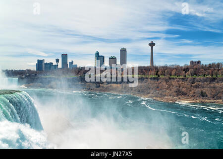 Cascate del Niagara. Una vista sulle cascate Americane e Bridal Veil Falls. American primavera Foto Stock