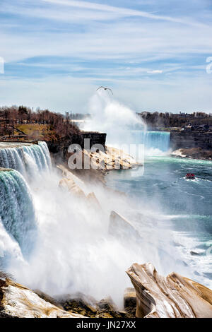 Cascate del Niagara in America. Una vista sulle cascate Americane e Bridal Veil Falls. Inizio della primavera Foto Stock