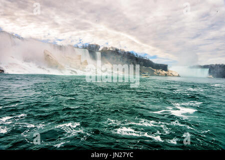 Cascate del Niagara in America. Una vista sulle cascate Americane e Bridal Veil Falls. Nei primi giorni di primavera Foto Stock