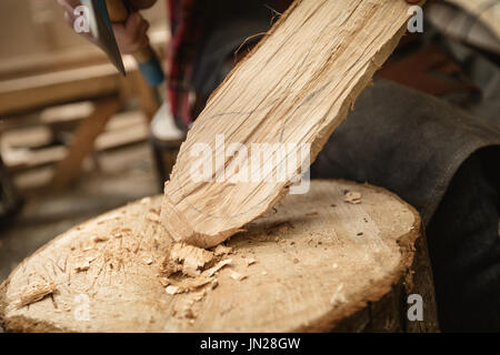 La sezione centrale del falegname il taglio di log di legno in officina Foto Stock