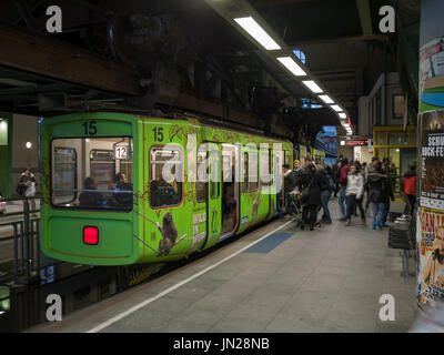 Monorotaia 'Die Schwebebahn' nella stazione Doeppersberg a Wuppertal, Germania Foto Stock