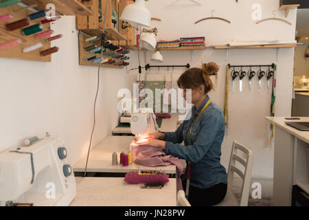 Moda femminile designer che lavora in uno studio di registrazione Foto Stock