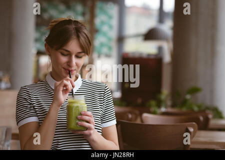 Donna salute bere drink presso la caffetteria Foto Stock