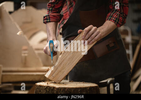 La sezione centrale del falegname il taglio di log di legno in officina Foto Stock