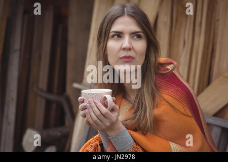 Close-up di pensosa donna avente il caffè Foto Stock
