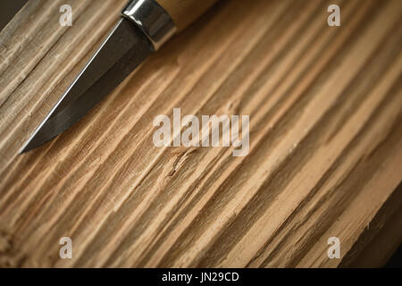 Close-up di uno scalpello in legno scolpito in officina Foto Stock
