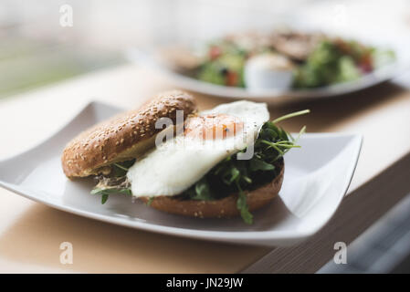 Close up burger servita nella piastra sulla tabella Foto Stock