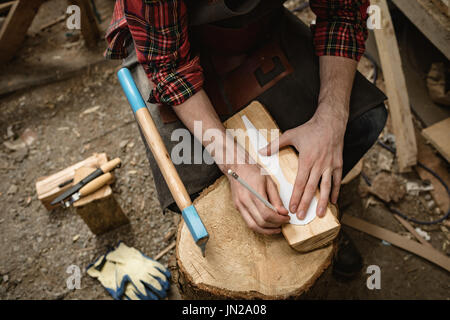 La sezione centrale del falegname rendendo il cucchiaio di legno in officina Foto Stock