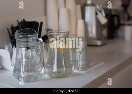 Close up di vasi e bicchieri sul bancone cucina in cafe Foto Stock