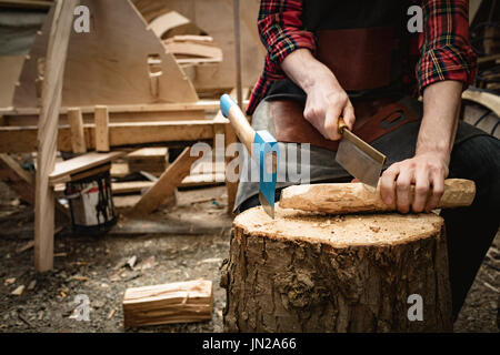 La sezione centrale del falegname il taglio di log di legno in officina Foto Stock