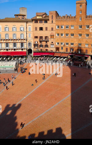 SIENA, Italia - 14 Marzo 2014: l'ombra della Torre del Mangia in Piazza del Campo il principale spazio pubblico del centro storico di Siena. Foto Stock
