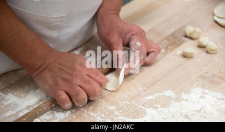 Close up di gnocchi Cinesi preparazione Foto Stock