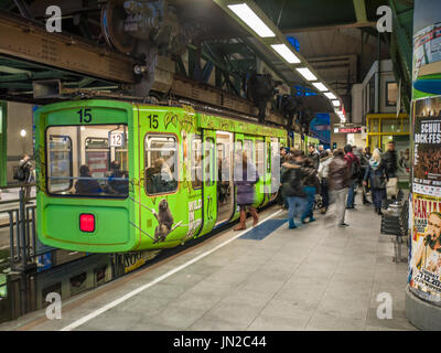 Monorotaia 'Die Schwebebahn' nella stazione Doeppersberg a Wuppertal, Germania Foto Stock