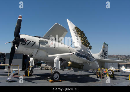 Una Marina Douglas A-1 Skyraider sul ponte di volo della USS Midway, San Diego, California. Foto Stock