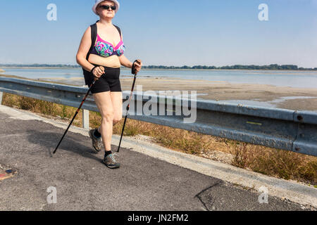 Donna anziana camminata nordica lungo il Danubio Slovacchia donna anziana in età attiva Foto Stock