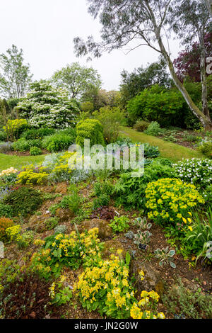 La roccia artificiale Giardino a Barnsdale Gardens dove il compianto Geoff Hamilton girato "giardinieri mondo' per la BBC nr, Oakham Rutland, England, Regno Unito Foto Stock