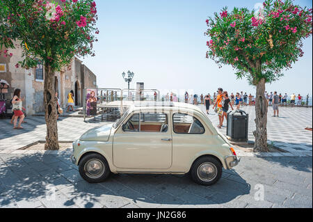 Fiat 500 vecchia macchina, vista di una Fiat 500 classica Cinquecento parcheggiata in Piazza IX Aprile nella storica località turistica di Taormina, Sicilia. Foto Stock